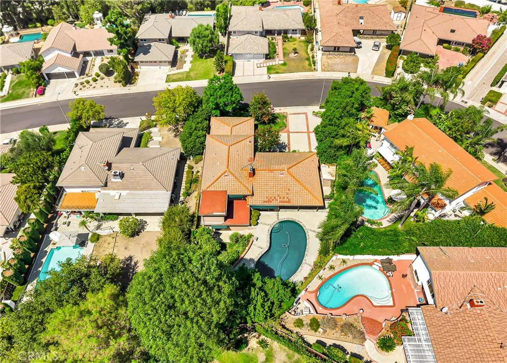 22548 Waterbury St, Woodland Hills, CA 91364
