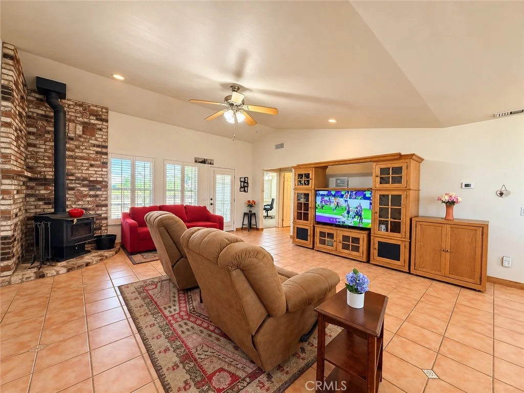 18220 Bowie St, Tehachapi, CA 93561 photo 4