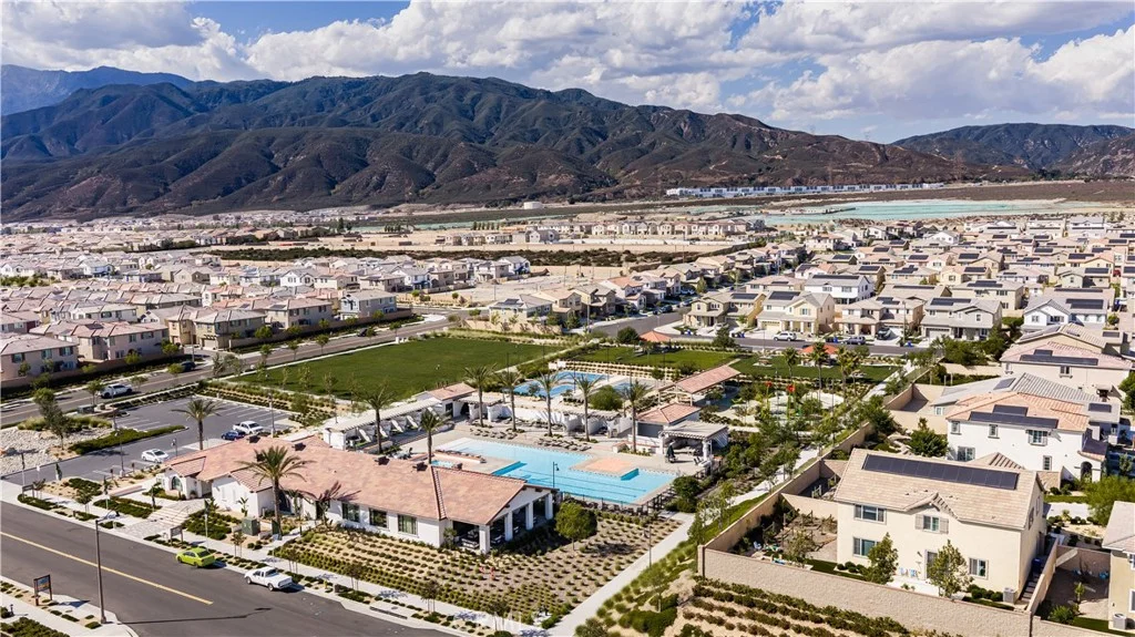 16680 Island Oak St, Fontana, CA 92336