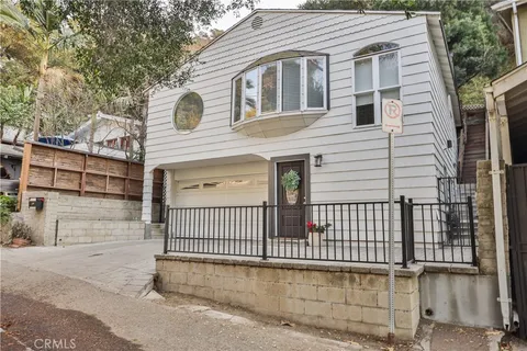 9846 Yoakum Drive, Beverly Hills, CA MLS: GD25016765