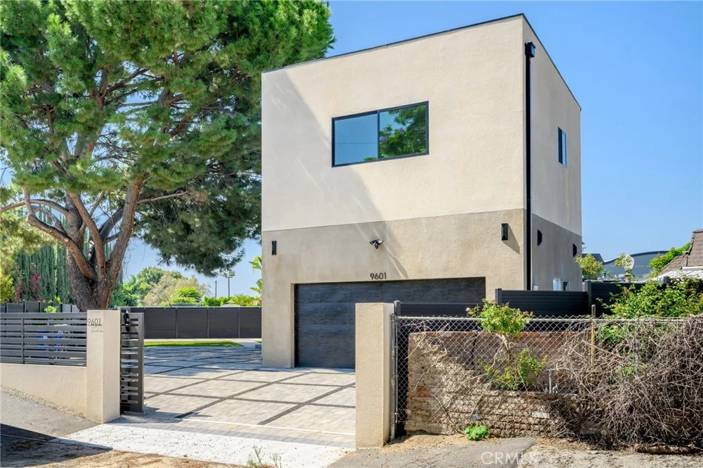 9601 N Clybourn Avenue, Sun Valley, CA 91352