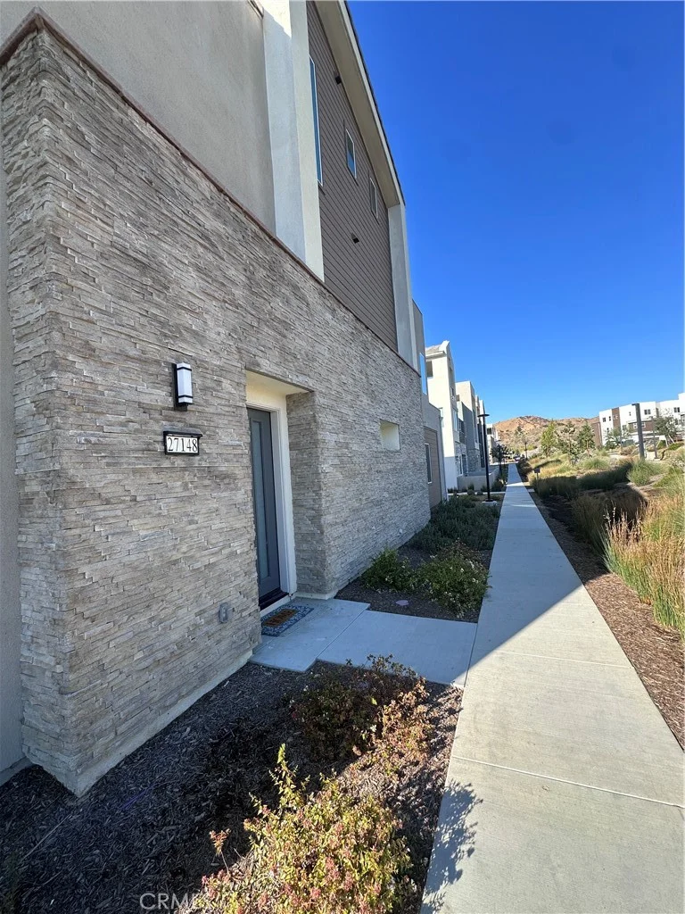 27148 Skyland Way, Valencia, CA 91381