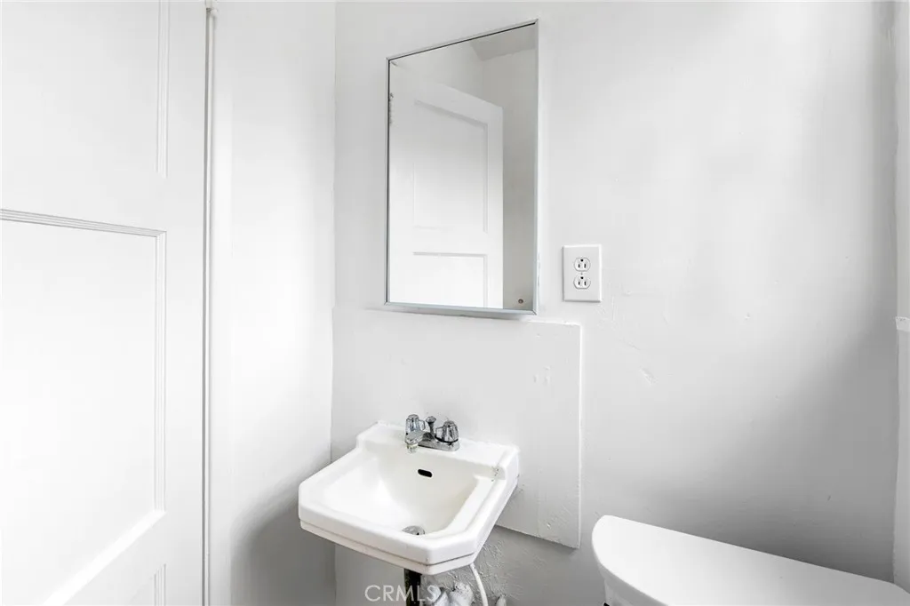 Additional image 42 of 956 S Oak St, Inglewood, CA 90301