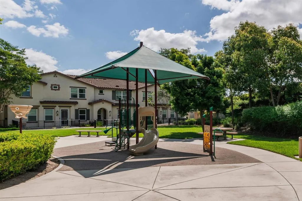 Additional image 57 of 451 Avenida De La Luna, Vista, CA 92083