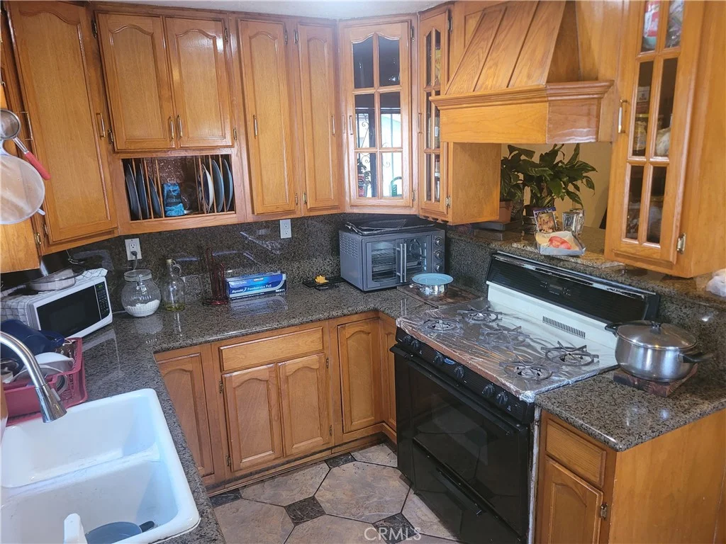 1123 E 57th St, Los Angeles, CA 90011