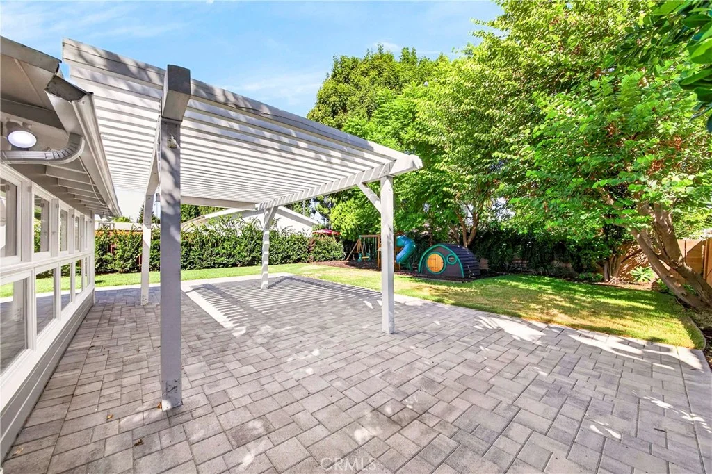 22817 Burbank Boulevard, Woodland Hills, CA 91367
