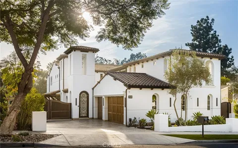 375 Santa Isabel Avenue, Newport Beach, CA MLS: NP25090490