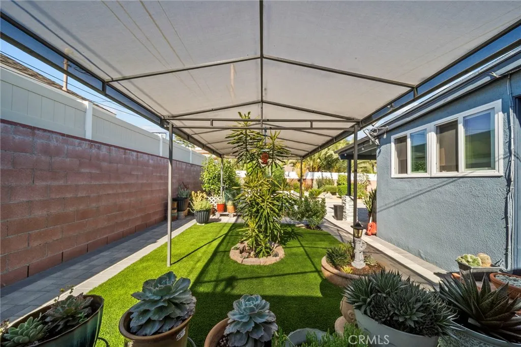 10111 Elkwood St, Sun Valley, CA 91352