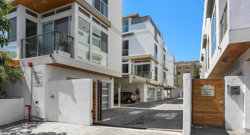 1209 N Garbo Lane, Hollywood, CA 90038