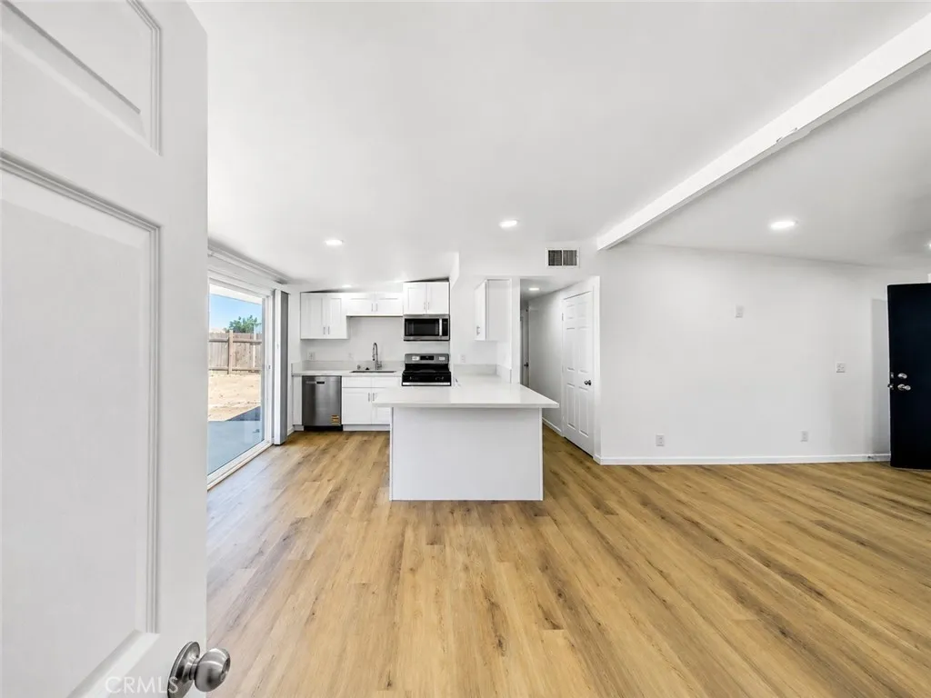 Additional image 6 of 43253 6th St E, Lancaster, CA 93535