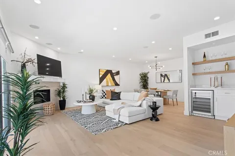 1409 Havenhurst Drive Unit 3, West Hollywood, CA MLS: SR25041163