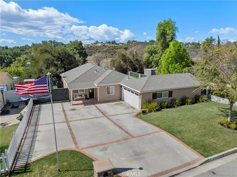 27233 Santa Clarita Rd, Saugus, CA 91350 - MLS#: SR25047305