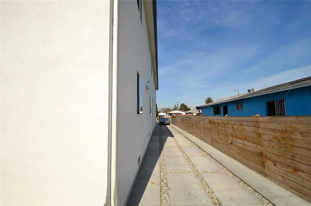 134 E 104th St, Los Angeles, CA 90003