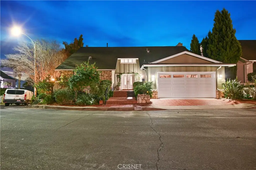 7774 Skyhill Drive, Los Angeles, CA 90068