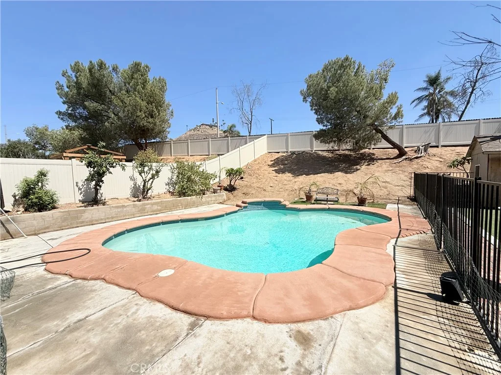 5948 Quiroz Dr, Riverside, CA 92509