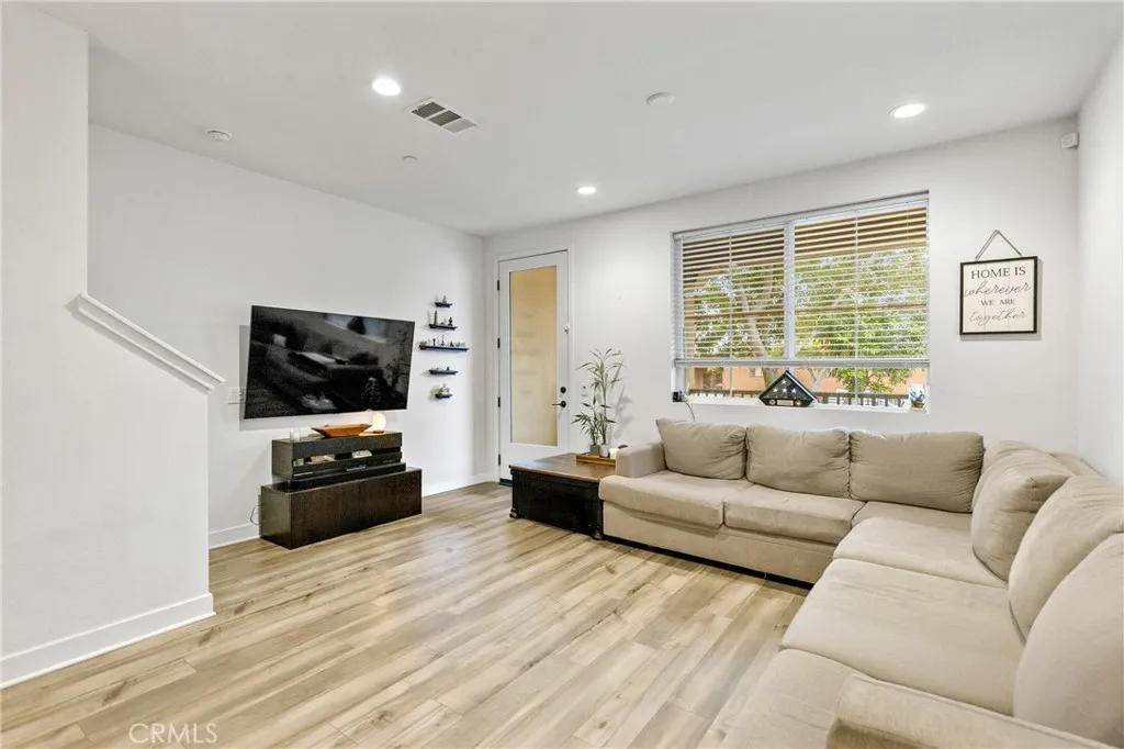 Additional image 9 of 2560 Valentina Way Unit 2, Commerce, CA 90040