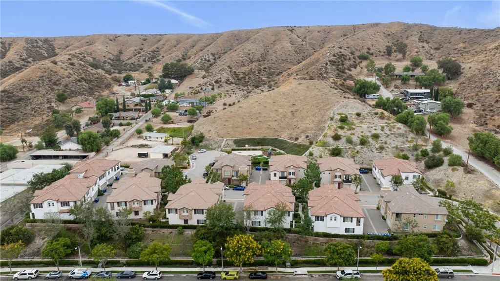 28024 Catherine Dr, Canyon Country, CA 91351