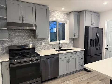 12104 Oxford Ave Unit B, Hawthorne, CA MLS: SB25052049
