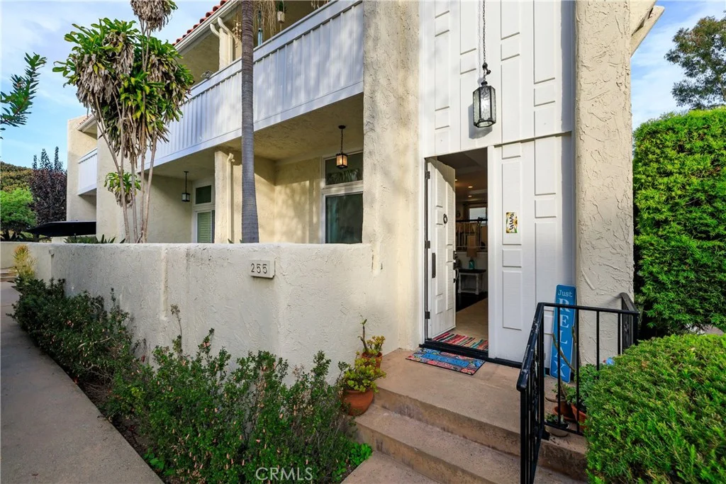 255 Valley Dr, Hermosa Beach, CA 90254 photo 2