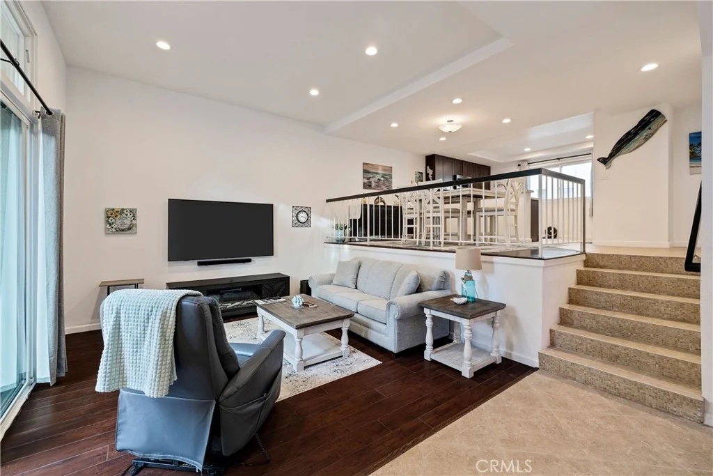 255 Valley Dr, Hermosa Beach, CA 90254 photo 3