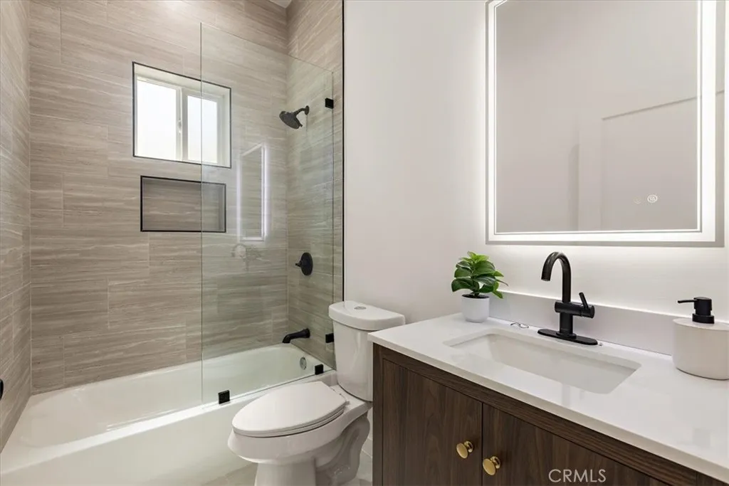 Additional image 85 of 642 E Fairview Boulevard Unit A, Inglewood, CA 90302