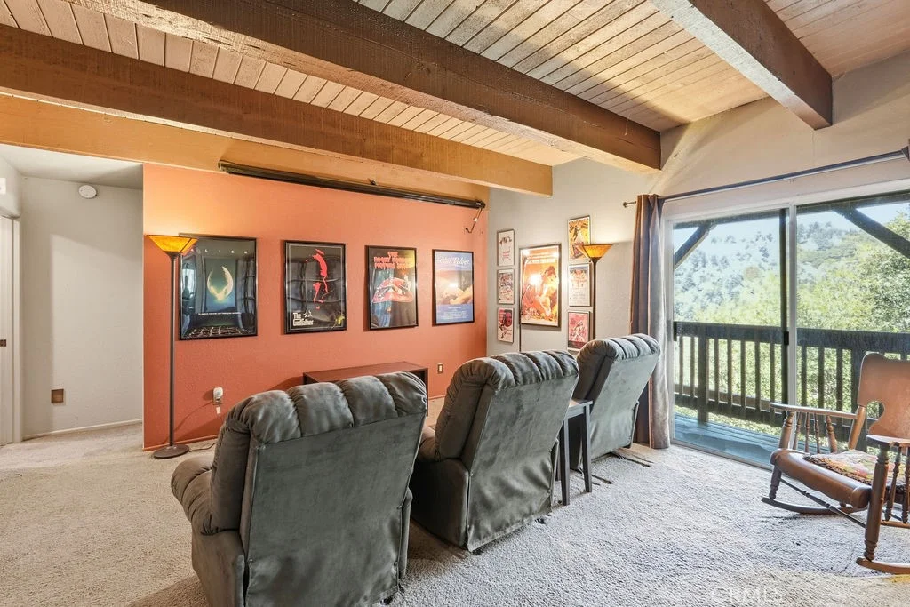 320 Delle Dr, Crestline, CA 92325