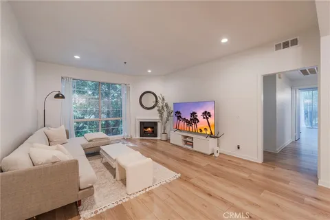 585 N Rossmore Avenue Unit 209, Los Angeles, CA MLS: SB25111191