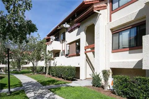 18193 Sundowner Way Unit 816, Canyon Country, CA MLS: SR25032529