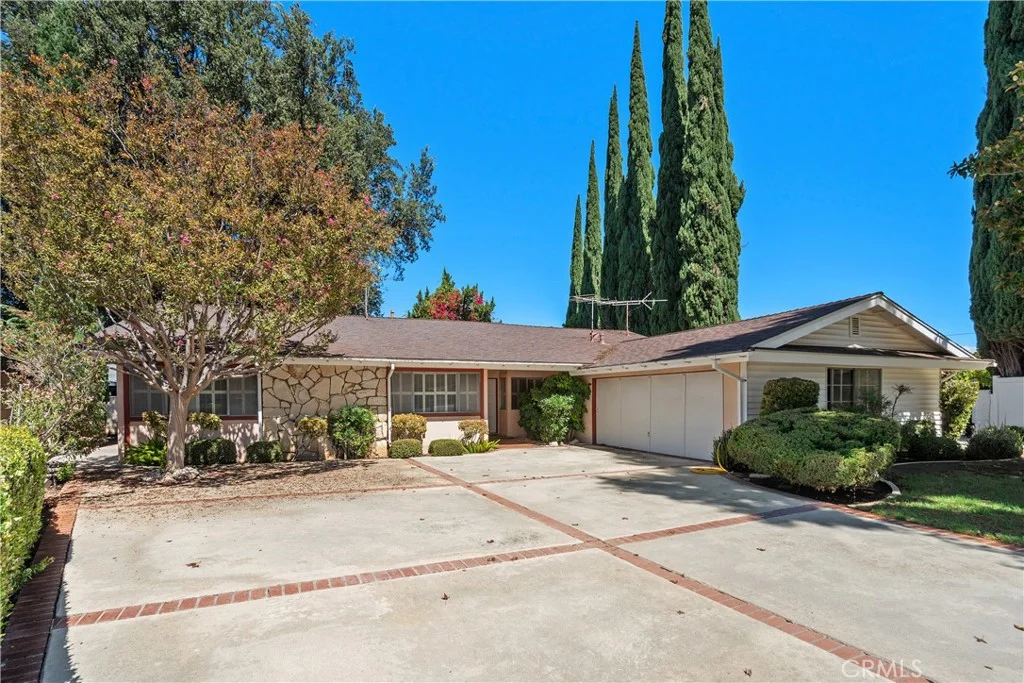 23323 Ostronic Pl, Los Angeles, CA 91367