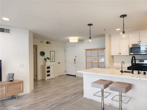 7320 Hawthorn Avenue Unit 112, Los Angeles, CA MLS: PW25066442