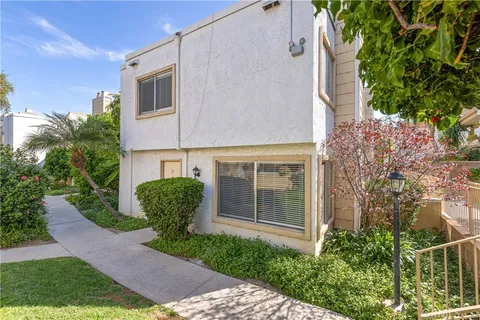 18408 Hatteras Street Unit 27, Tarzana, CA MLS: SR25063766
