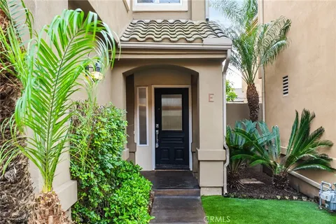 2020 Santa Ana Avenue Unit E, Costa Mesa, CA MLS: NP25040843