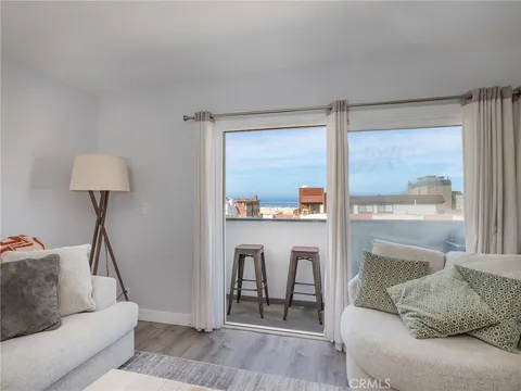 404 Hermosa Avenue Unit 4, Hermosa Beach, CA MLS: SB25070921