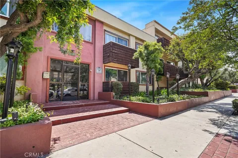 5414 Newcastle Avenue Unit 66, Encino, CA MLS: SR25095368