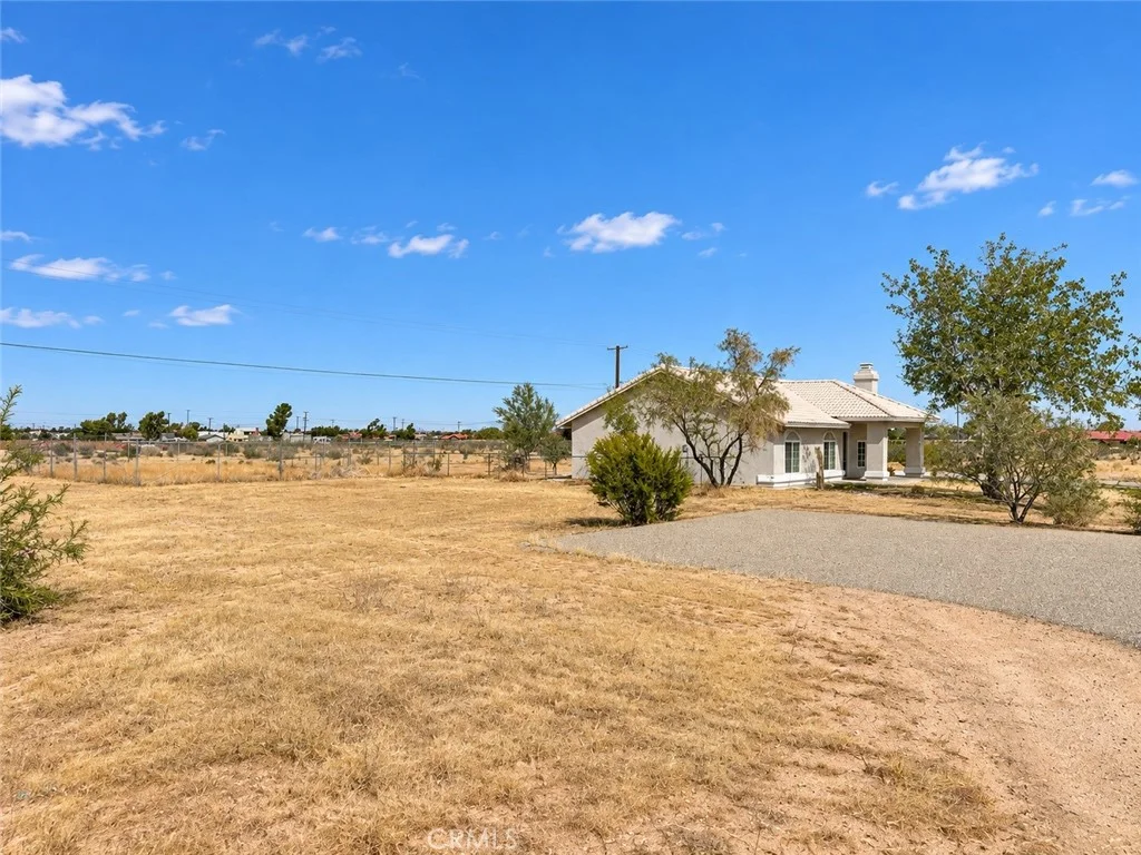 10968 Nambe Rd, Apple Valley, CA 92308