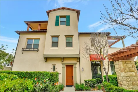 232 Village Commons Boulevard Unit 21, Camarillo, CA MLS: SR25095497