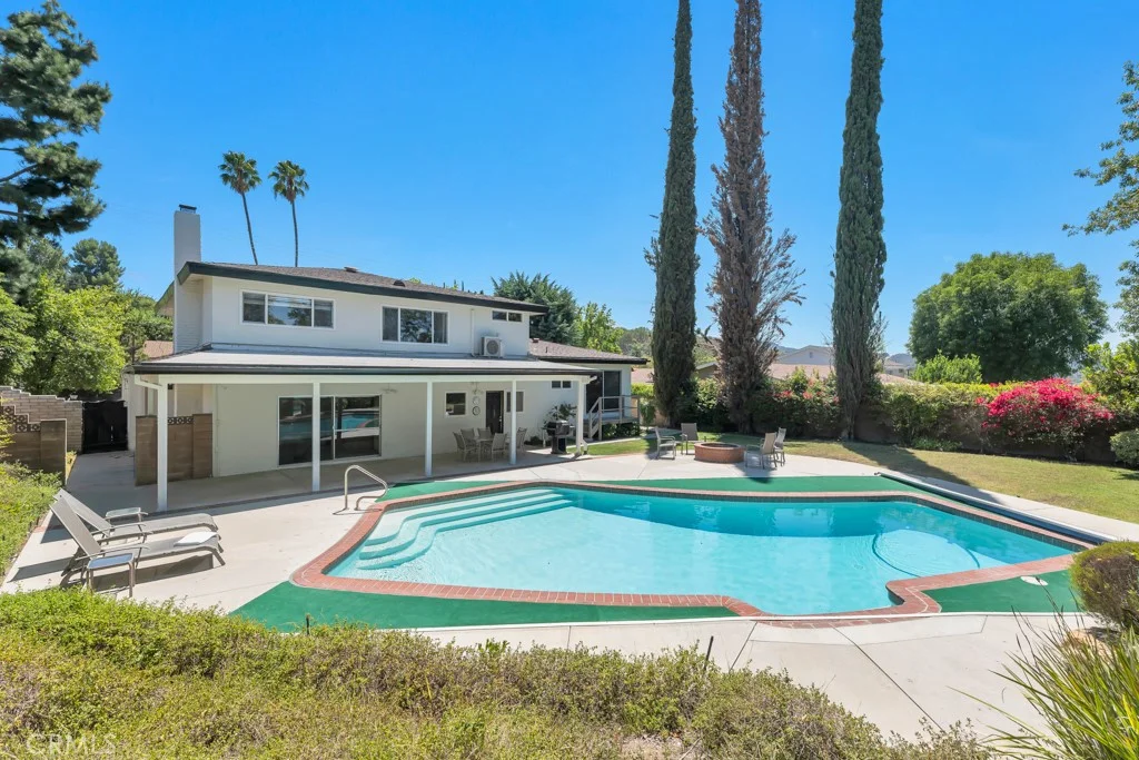 22445 Dardenne St, Calabasas, CA 91302