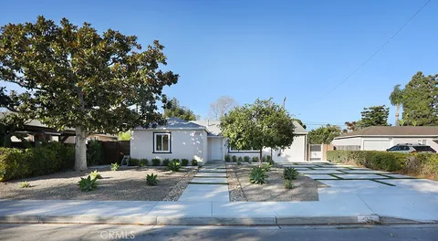950 Oak Street, Costa Mesa, CA MLS: OC25041726