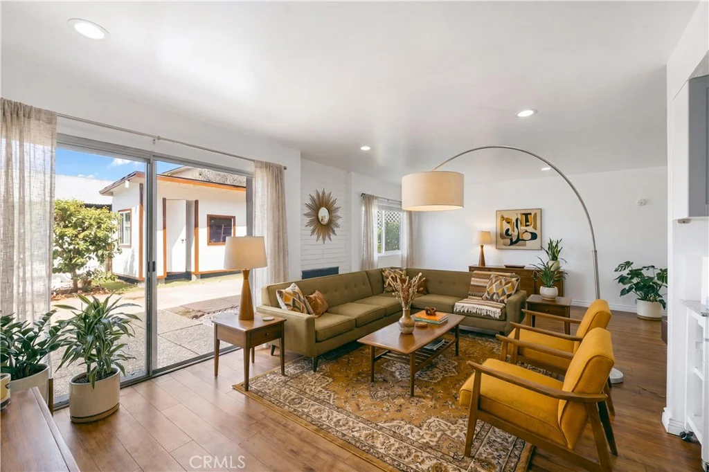 8515 Burnet #B, North Hills, CA 91343