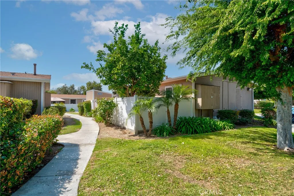 25742 Via Lomas Unit 106, Laguna Hills, CA 92653