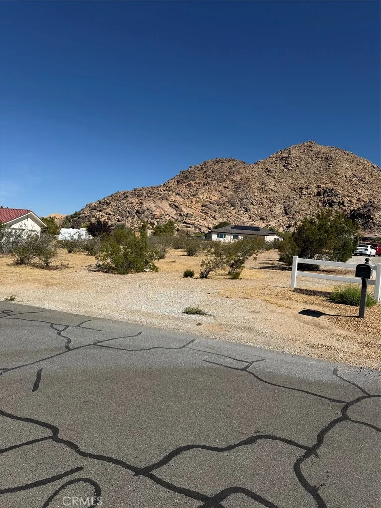23372 Taos Rd, Apple Valley, CA 92307