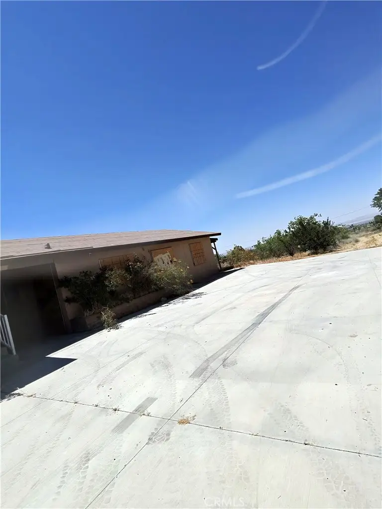 9640 Malpaso Rd, Phelan, CA 92371 photo 5
