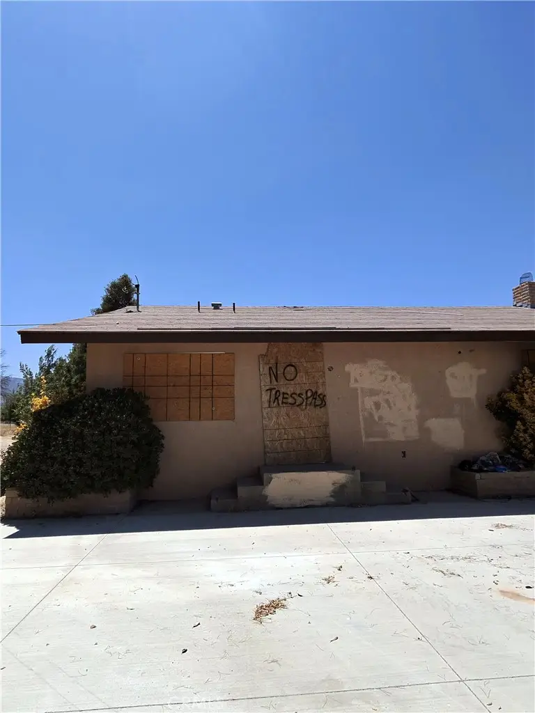 9640 Malpaso Rd, Phelan, CA 92371 photo 4