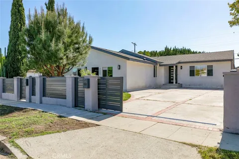 7113 Varna Avenue, North Hollywood, CA MLS: GD25086837