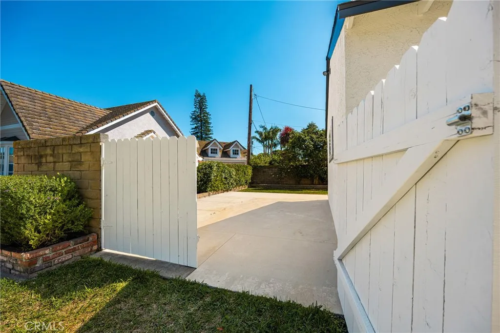 1842 N Greenbrier Rd, Long Beach, CA 90815