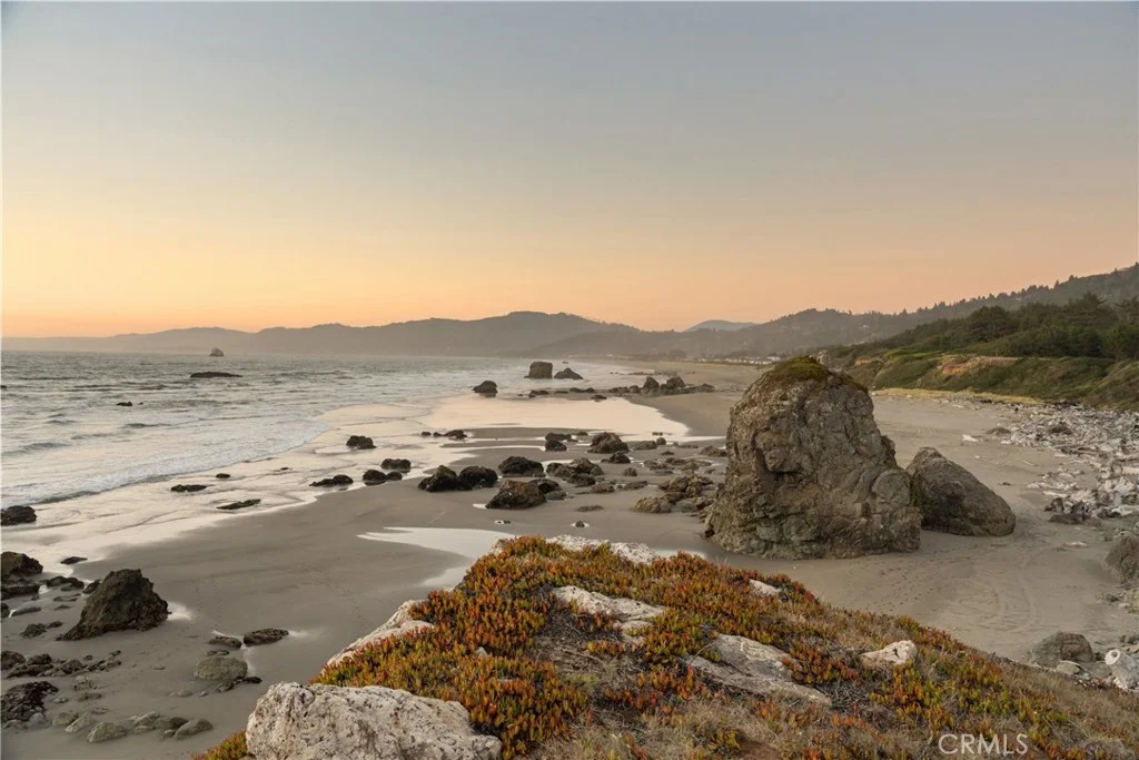405 Island View Dr, Smith River, CA 95567