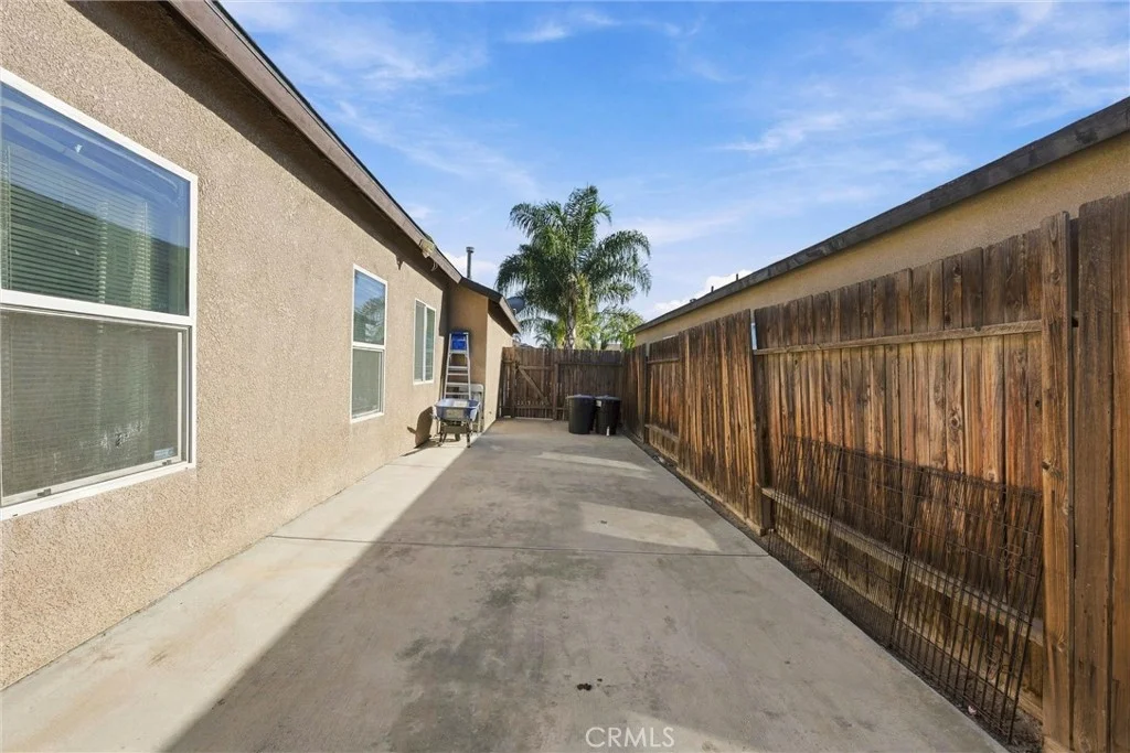 402 Dagenham Court, Bakersfield, CA 93307