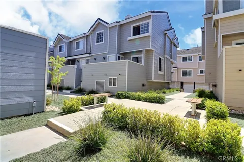 2800 Plaza Del Amo Unit 142, Torrance, CA MLS: CV25078206