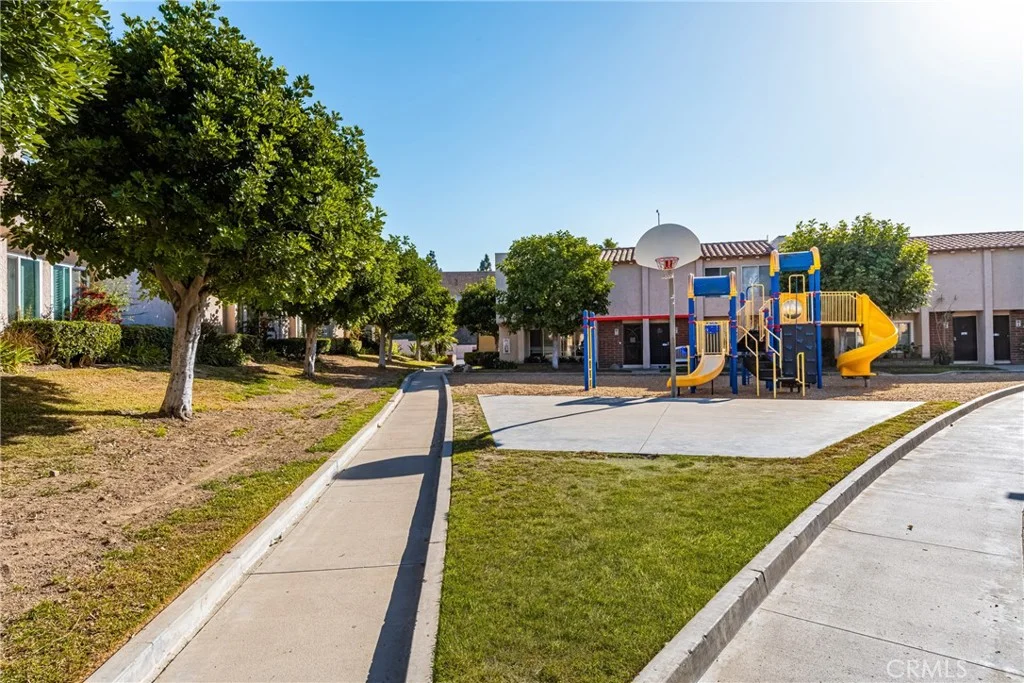 700 W La Veta Ave Unit I11, Orange, CA 92868