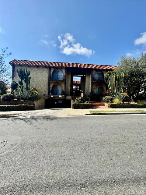727 N Eucalyptus Avenue Unit 5, Inglewood, CA MLS: CV25033720